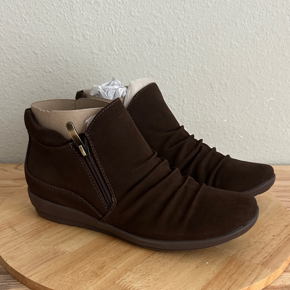 Easy Spirit Womens Aleta Flat Heel Booties 
Dark brown